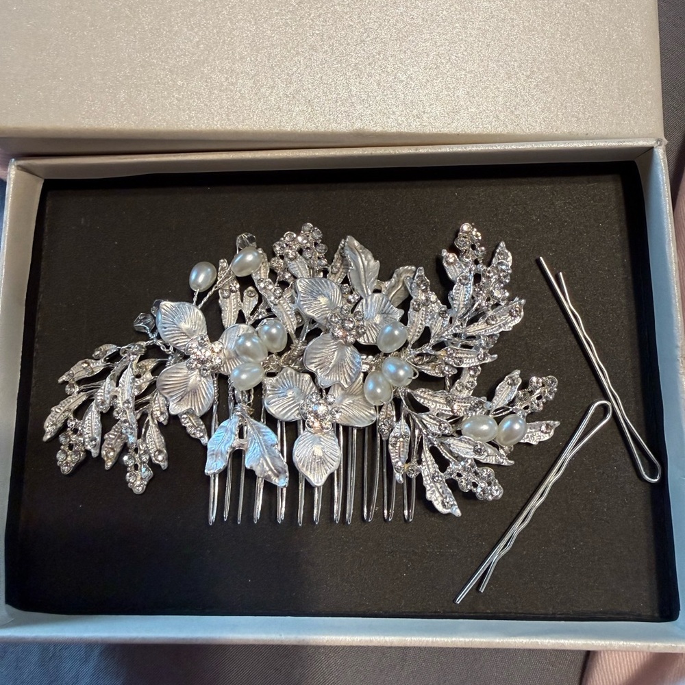 Elegant Silver Pearl Hair Comb